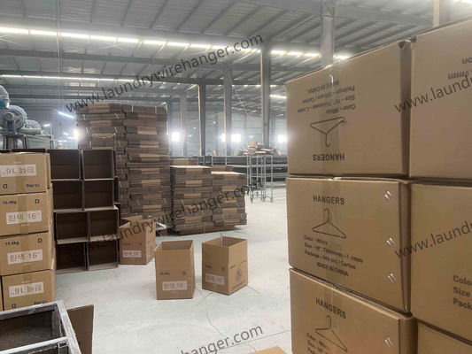 Disposable Dry Cleaners Hangers , 16 Inch 13.5 Gauge Metal Coathangers